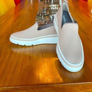 BRAND NEW BILL BLASS KNIT SUTTON